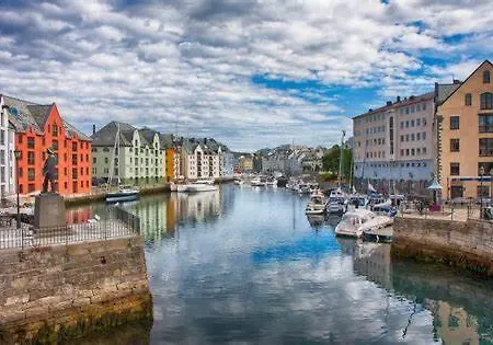 Sunny Apartment In Alesund City Exterior photo